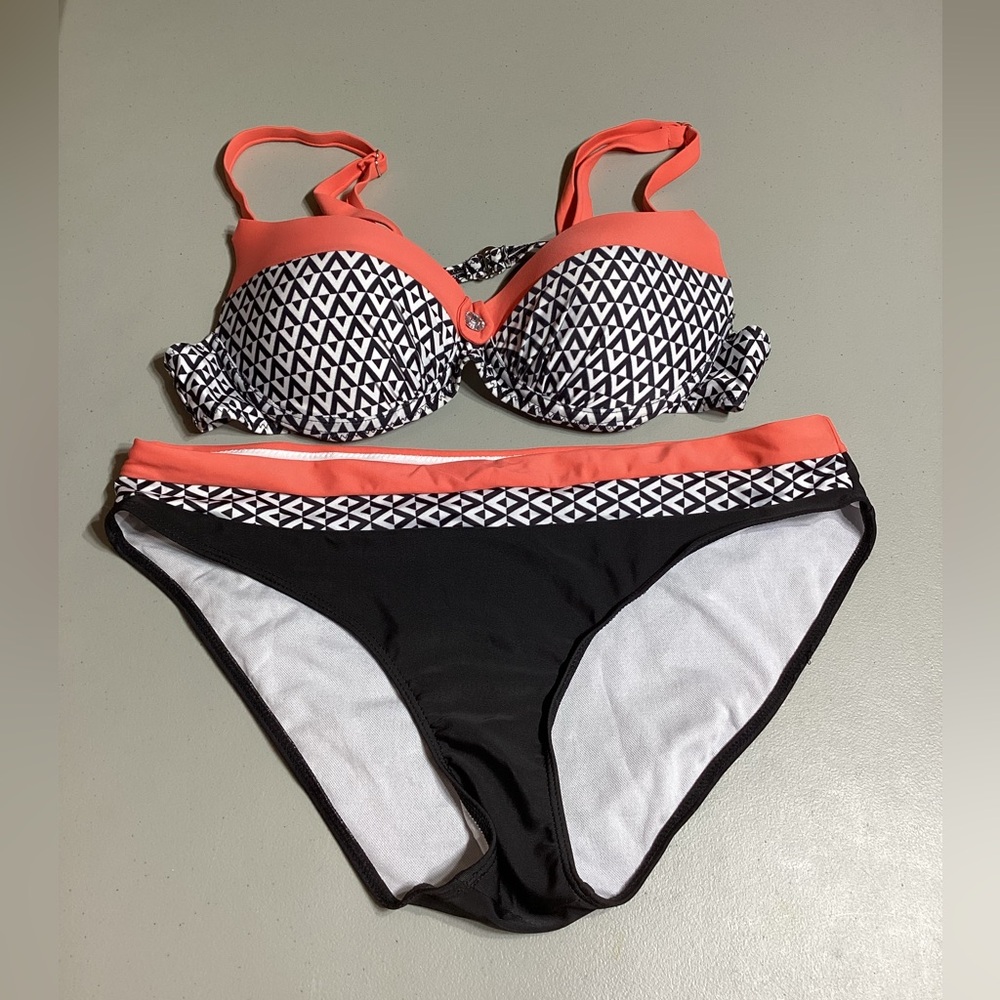 NWOT Coralish Pink, Black, and White Printed Bikini Top and Bottoms Size XL